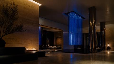 Sıcak ışıklı lüks otel lobisi konsepti