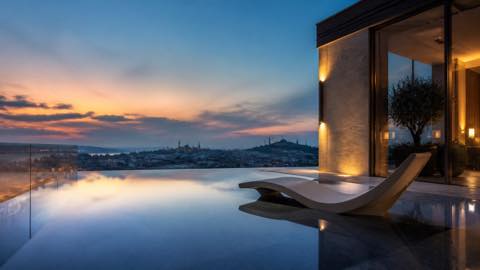 Boğaz manzaralı otel çatı deneyimi konsepti
